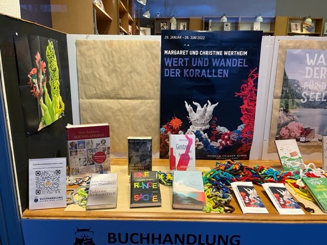 Gehäkelte Korallen im Schaufenster: Eine Hommage an die Ausstellung im Frieder Burda Museum, Baden-Baden